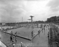78326 Gezicht op de buitenbaden met hoge springtoren van het Zwembad Den Hommel (Kennedylaan 5) te Utrecht.